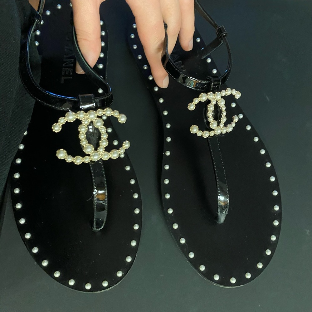 Chanel Cc logo with pearls sandal